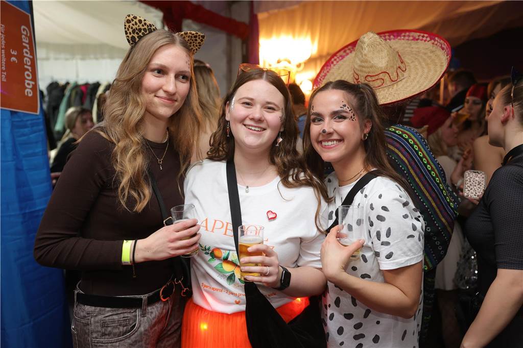 Gäste feiern Weiberfastnacht in Olfen