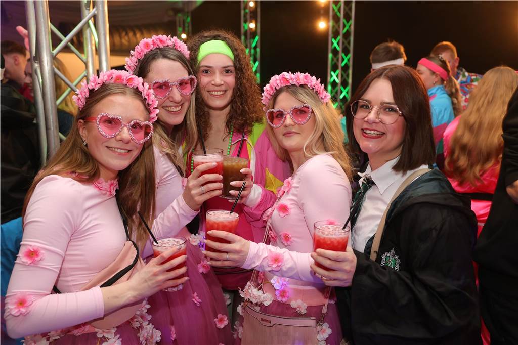 Gäste feiern Weiberfastnacht in Olfen