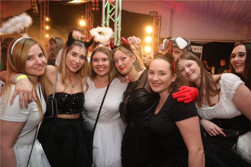 Partystimmung bei Weiberfastnacht in Olfen 2025