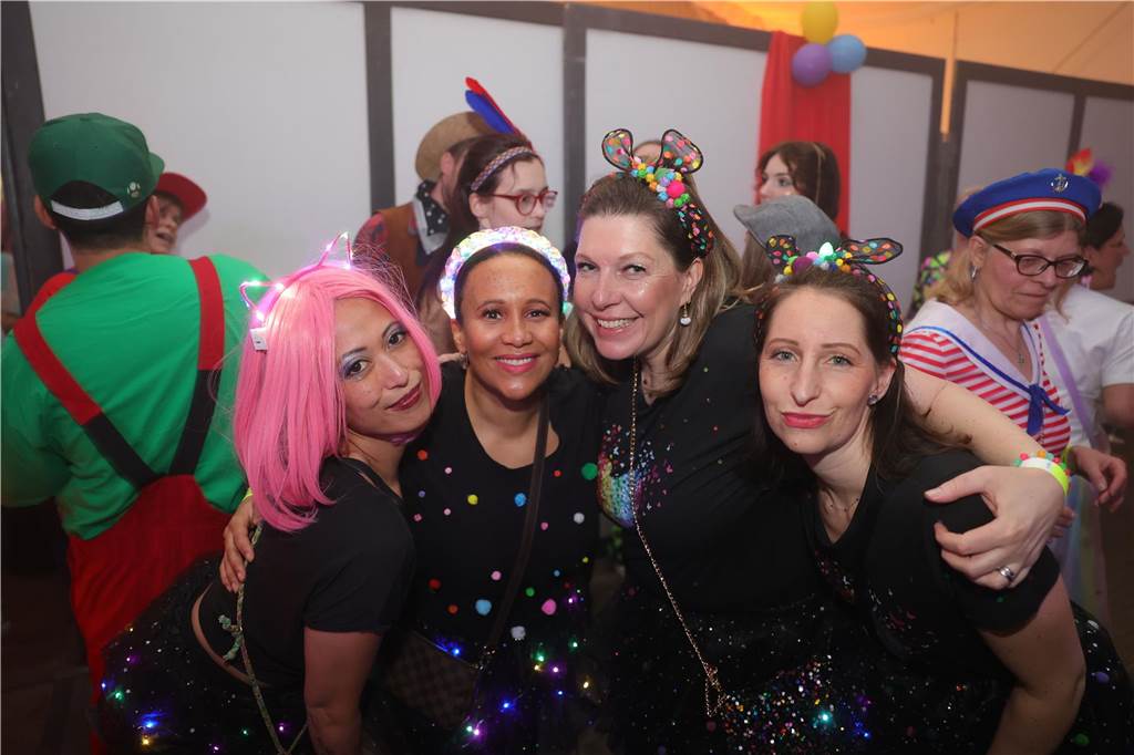 Gäste feiern Weiberfastnacht in Olfen