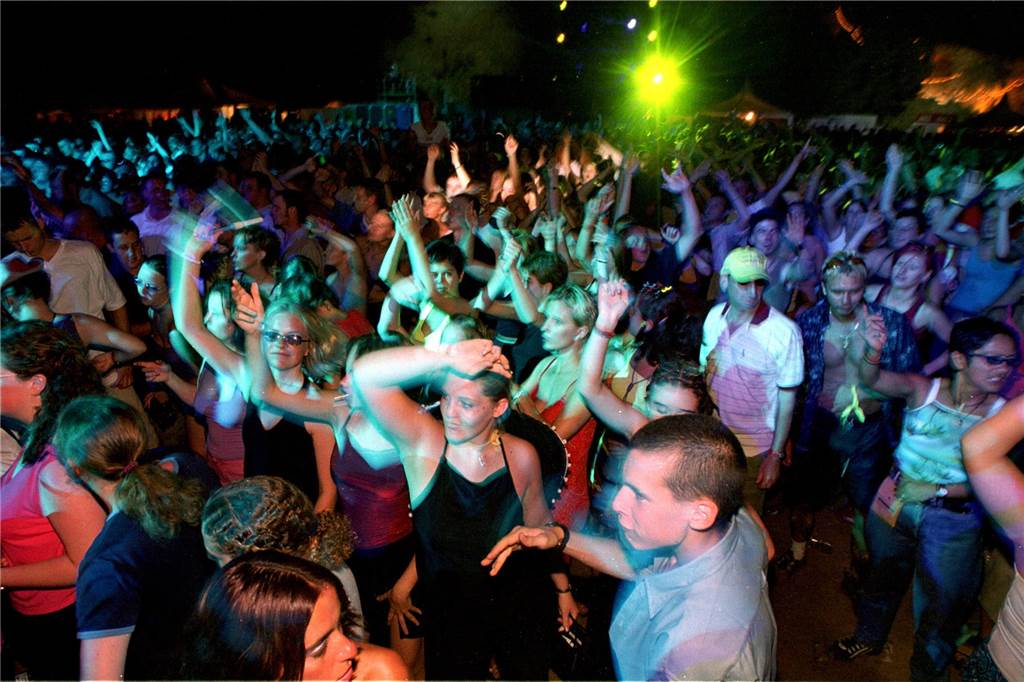 Die (un)erklärlichen Phänomene vom Flughafen Dortmund Partystimmung in der Einflugschneise? Auf Ibiza ist das normal, doch in Massen sind die Menschen doch etwas weniger gestimmt. So werden ähnliche Fakten ganz unterschiedlich bewertet.