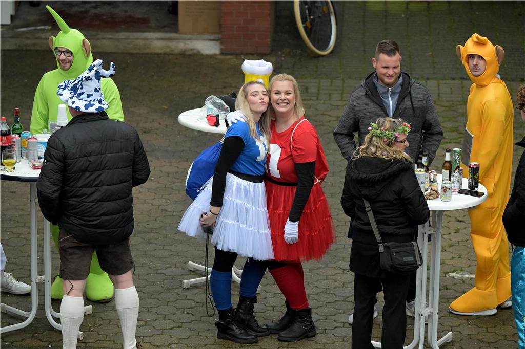 Umzug in Nordkirchen größer als sonst: Über 20 Wagen und Fußgruppen unterwegs - alle Bilder Partystimmung in Nordkirchen: Über 20 Wagen und Fußgruppen haben sich beim Umzug in Nordkirchen beteiligt.