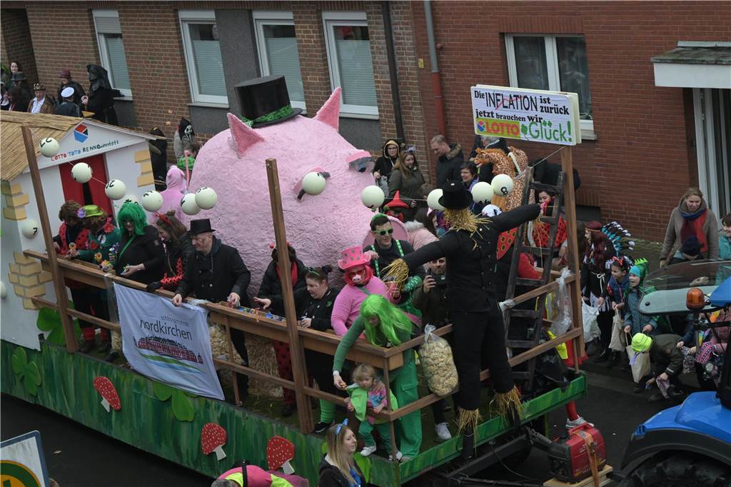 Umzug in Nordkirchen größer als sonst: Über 20 Wagen und Fußgruppen unterwegs - alle Bilder Partystimmung in Nordkirchen: Über 20 Wagen und Fußgruppen haben sich beim Umzug in Nordkirchen beteiligt.