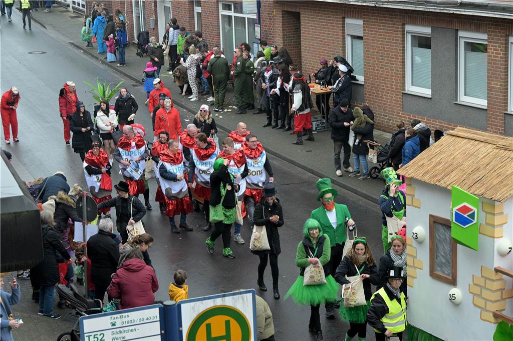 Umzug in Nordkirchen größer als sonst: Über 20 Wagen und Fußgruppen unterwegs - alle Bilder Partystimmung in Nordkirchen: Über 20 Wagen und Fußgruppen haben sich beim Umzug in Nordkirchen beteiligt.