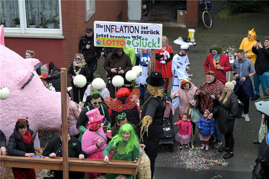 Umzug in Nordkirchen größer als sonst: Über 20 Wagen und Fußgruppen unterwegs - alle Bilder Partystimmung in Nordkirchen: Über 20 Wagen und Fußgruppen haben sich beim Umzug in Nordkirchen beteiligt.