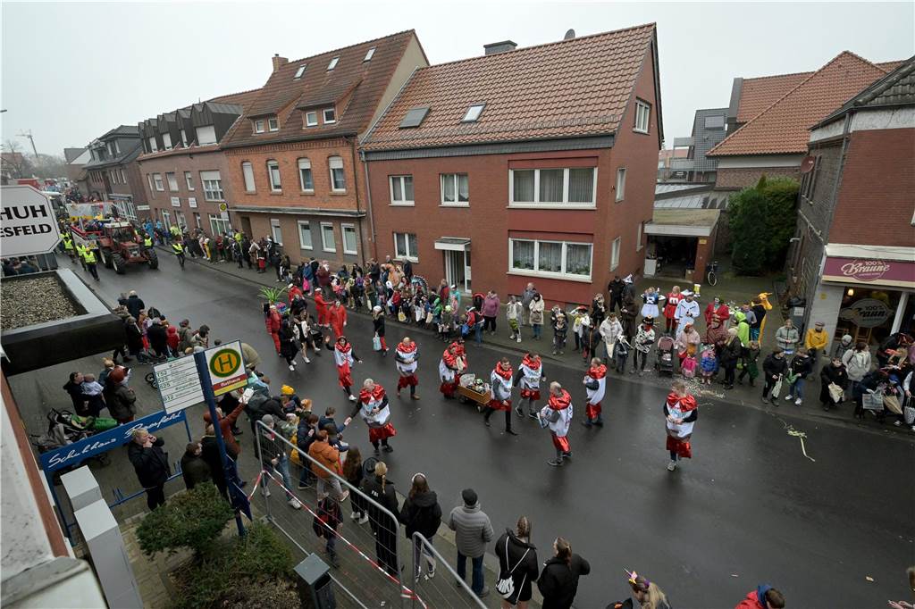 Umzug in Nordkirchen größer als sonst: Über 20 Wagen und Fußgruppen unterwegs - alle Bilder Partystimmung in Nordkirchen: Über 20 Wagen und Fußgruppen haben sich beim Umzug in Nordkirchen beteiligt.