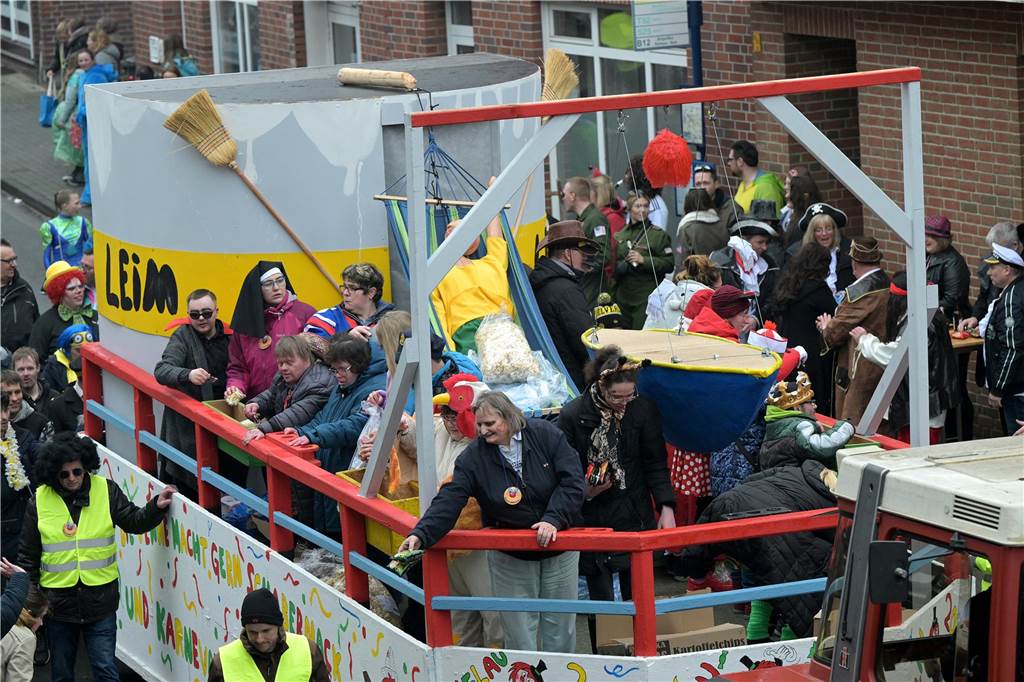Umzug in Nordkirchen größer als sonst: Über 20 Wagen und Fußgruppen unterwegs - alle Bilder Partystimmung in Nordkirchen: Über 20 Wagen und Fußgruppen haben sich beim Umzug in Nordkirchen beteiligt.