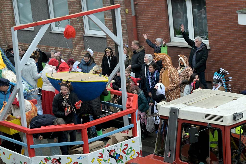 Umzug in Nordkirchen größer als sonst: Über 20 Wagen und Fußgruppen unterwegs - alle Bilder Partystimmung in Nordkirchen: Über 20 Wagen und Fußgruppen haben sich beim Umzug in Nordkirchen beteiligt.