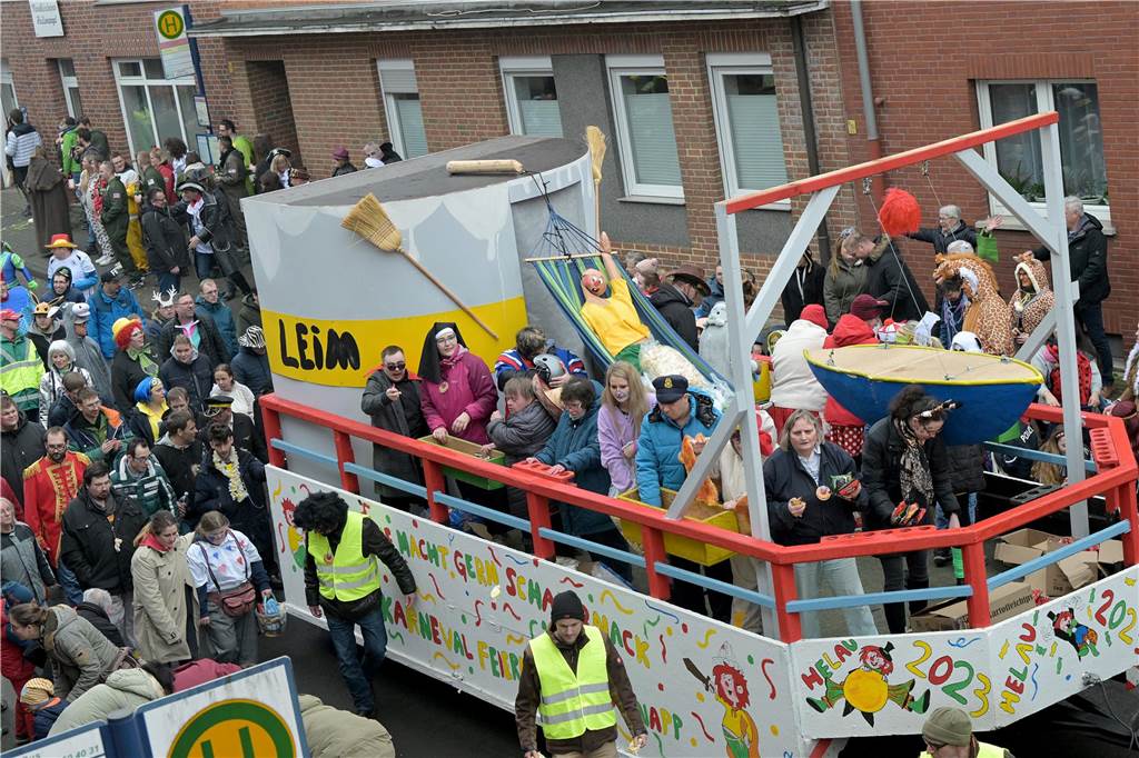 Umzug in Nordkirchen größer als sonst: Über 20 Wagen und Fußgruppen unterwegs - alle Bilder Partystimmung in Nordkirchen: Über 20 Wagen und Fußgruppen haben sich beim Umzug in Nordkirchen beteiligt.