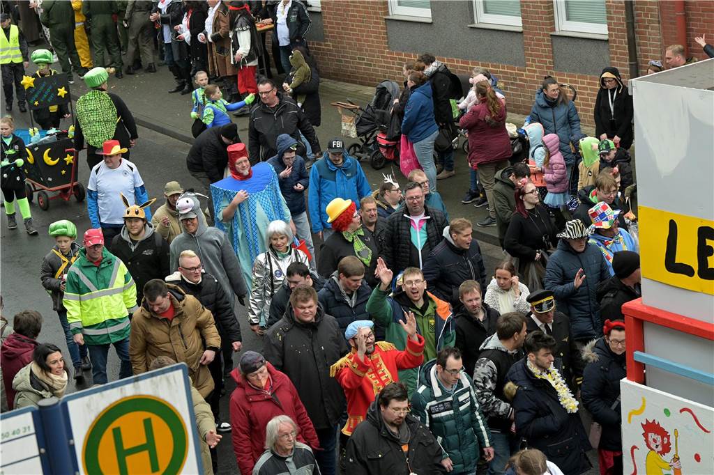 Umzug in Nordkirchen größer als sonst: Über 20 Wagen und Fußgruppen unterwegs - alle Bilder Partystimmung in Nordkirchen: Über 20 Wagen und Fußgruppen haben sich beim Umzug in Nordkirchen beteiligt.