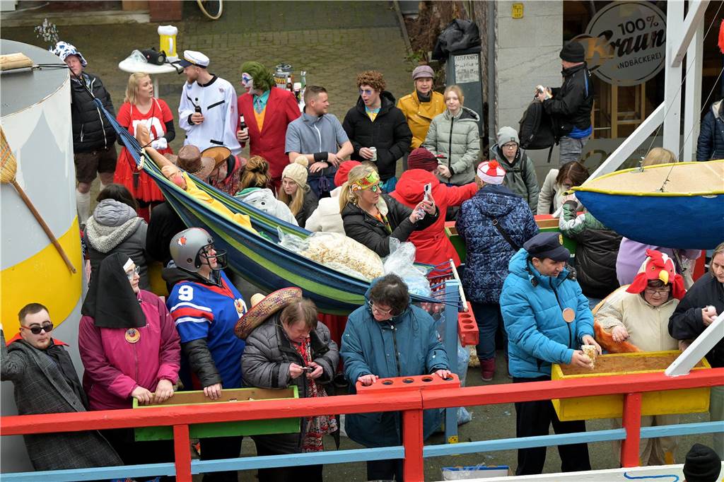 Umzug in Nordkirchen größer als sonst: Über 20 Wagen und Fußgruppen unterwegs - alle Bilder Partystimmung in Nordkirchen: Über 20 Wagen und Fußgruppen haben sich beim Umzug in Nordkirchen beteiligt.