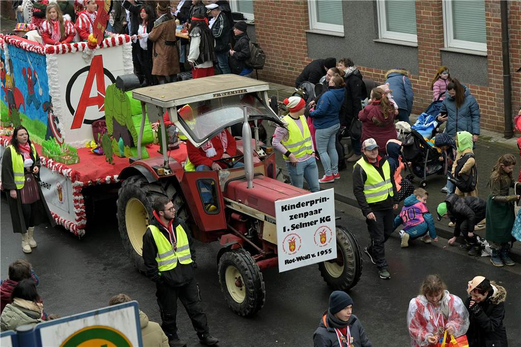 Umzug in Nordkirchen größer als sonst: Über 20 Wagen und Fußgruppen unterwegs - alle Bilder Partystimmung in Nordkirchen: Über 20 Wagen und Fußgruppen haben sich beim Umzug in Nordkirchen beteiligt.