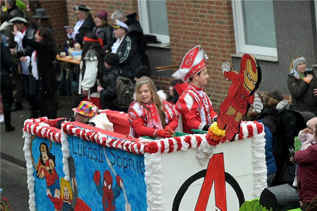 Umzug in Nordkirchen größer als sonst: Über 20 Wagen und Fußgruppen unterwegs - alle Bilder Partystimmung in Nordkirchen: Über 20 Wagen und Fußgruppen haben sich beim Umzug in Nordkirchen beteiligt.