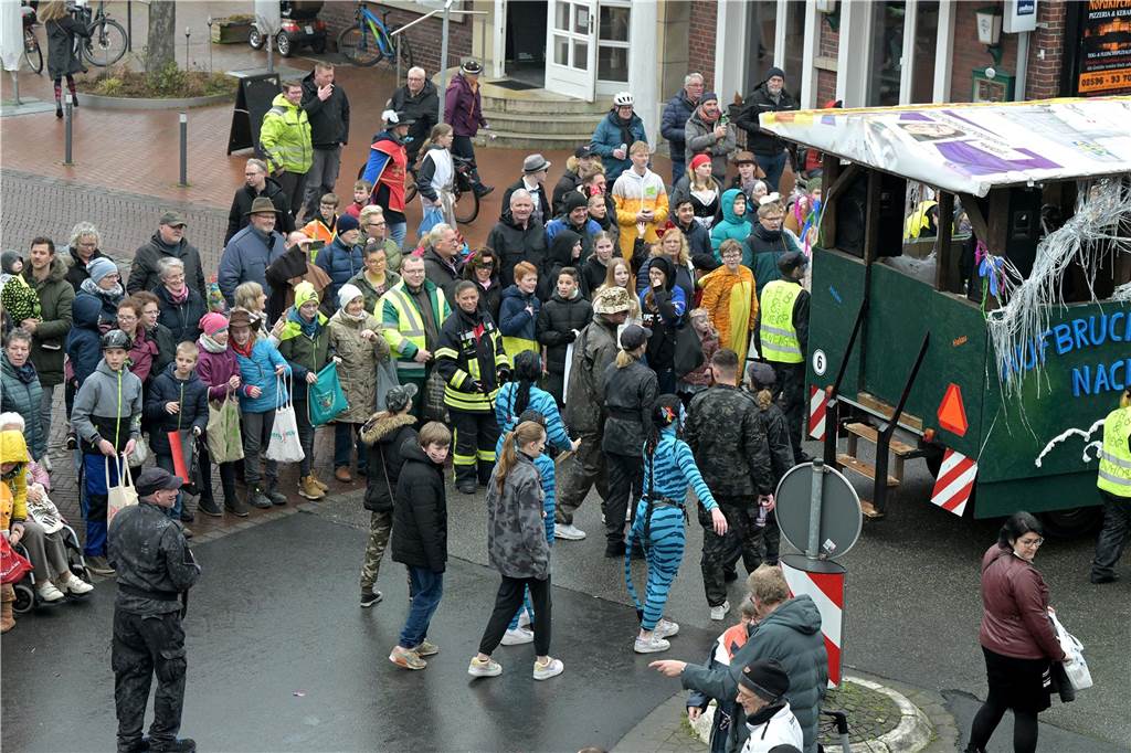 Umzug in Nordkirchen größer als sonst: Über 20 Wagen und Fußgruppen unterwegs - alle Bilder Partystimmung in Nordkirchen: Über 20 Wagen und Fußgruppen haben sich beim Umzug in Nordkirchen beteiligt.