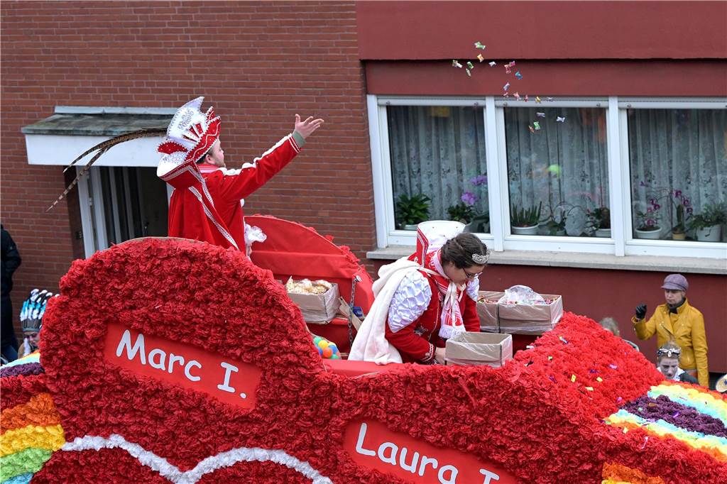 Umzug in Nordkirchen größer als sonst: Über 20 Wagen und Fußgruppen unterwegs - alle Bilder Partystimmung in Nordkirchen: Über 20 Wagen und Fußgruppen haben sich beim Umzug in Nordkirchen beteiligt.