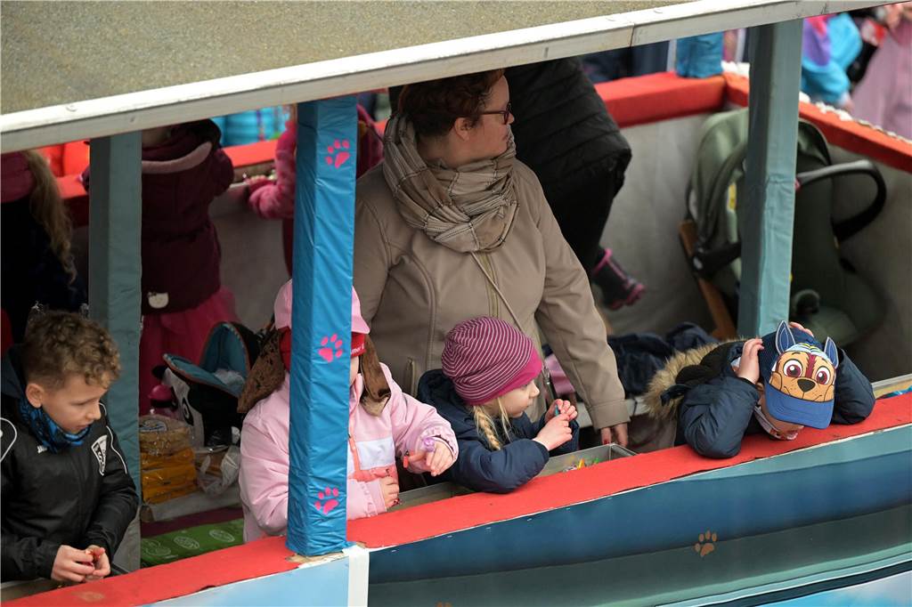Umzug in Nordkirchen größer als sonst: Über 20 Wagen und Fußgruppen unterwegs - alle Bilder Partystimmung in Nordkirchen: Über 20 Wagen und Fußgruppen haben sich beim Umzug in Nordkirchen beteiligt.
