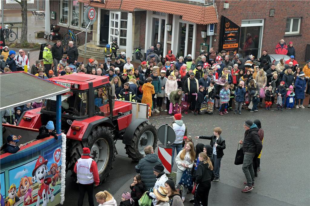 Umzug in Nordkirchen größer als sonst: Über 20 Wagen und Fußgruppen unterwegs - alle Bilder Partystimmung in Nordkirchen: Über 20 Wagen und Fußgruppen haben sich beim Umzug in Nordkirchen beteiligt.