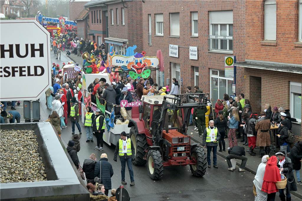 Umzug in Nordkirchen größer als sonst: Über 20 Wagen und Fußgruppen unterwegs - alle Bilder Partystimmung in Nordkirchen: Über 20 Wagen und Fußgruppen haben sich beim Umzug in Nordkirchen beteiligt.