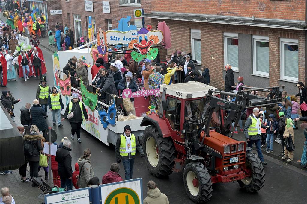 Umzug in Nordkirchen größer als sonst: Über 20 Wagen und Fußgruppen unterwegs - alle Bilder Partystimmung in Nordkirchen: Über 20 Wagen und Fußgruppen haben sich beim Umzug in Nordkirchen beteiligt.