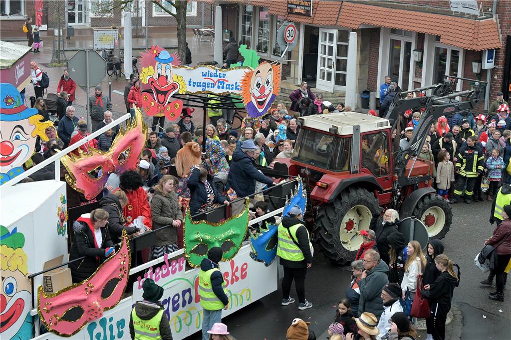 Umzug in Nordkirchen größer als sonst: Über 20 Wagen und Fußgruppen unterwegs - alle Bilder Partystimmung in Nordkirchen: Über 20 Wagen und Fußgruppen haben sich beim Umzug in Nordkirchen beteiligt.