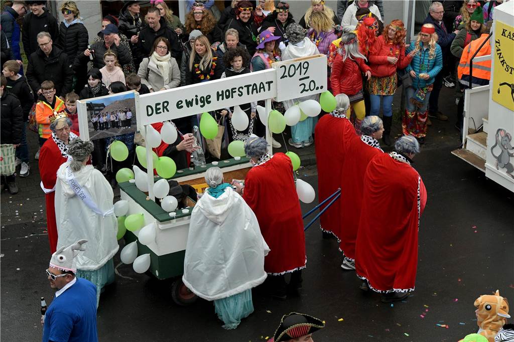 Umzug in Nordkirchen größer als sonst: Über 20 Wagen und Fußgruppen unterwegs - alle Bilder Partystimmung in Nordkirchen: Über 20 Wagen und Fußgruppen haben sich beim Umzug in Nordkirchen beteiligt.