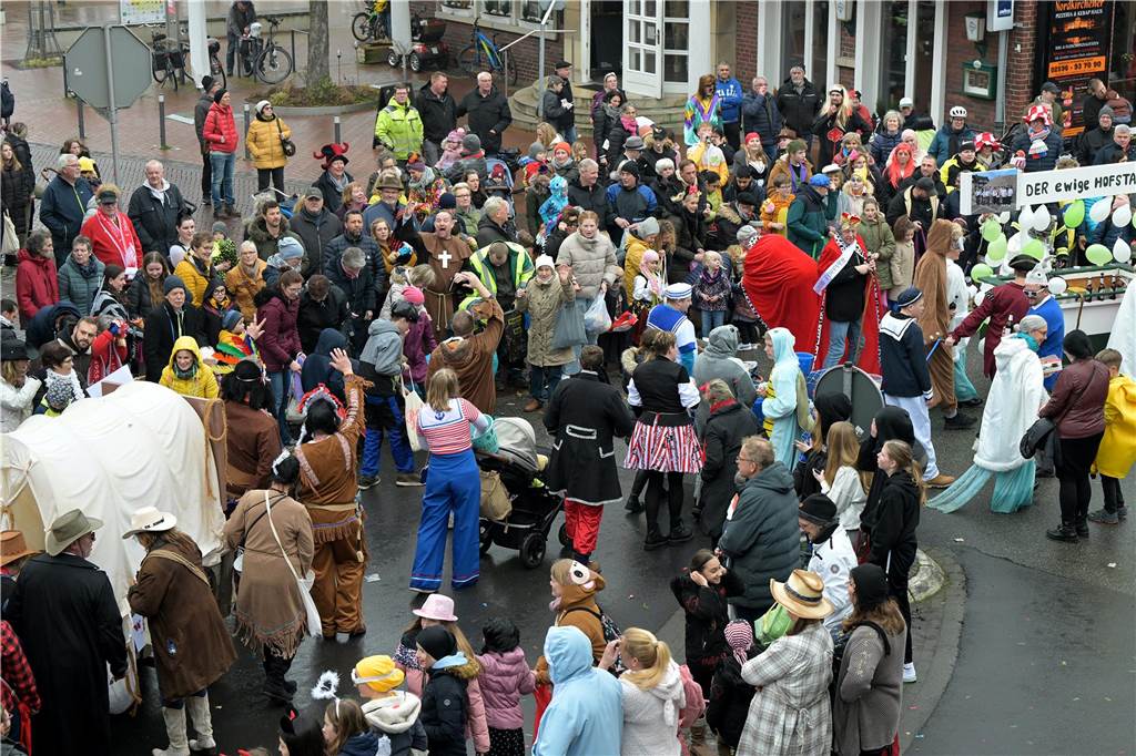 Umzug in Nordkirchen größer als sonst: Über 20 Wagen und Fußgruppen unterwegs - alle Bilder Partystimmung in Nordkirchen: Über 20 Wagen und Fußgruppen haben sich beim Umzug in Nordkirchen beteiligt.