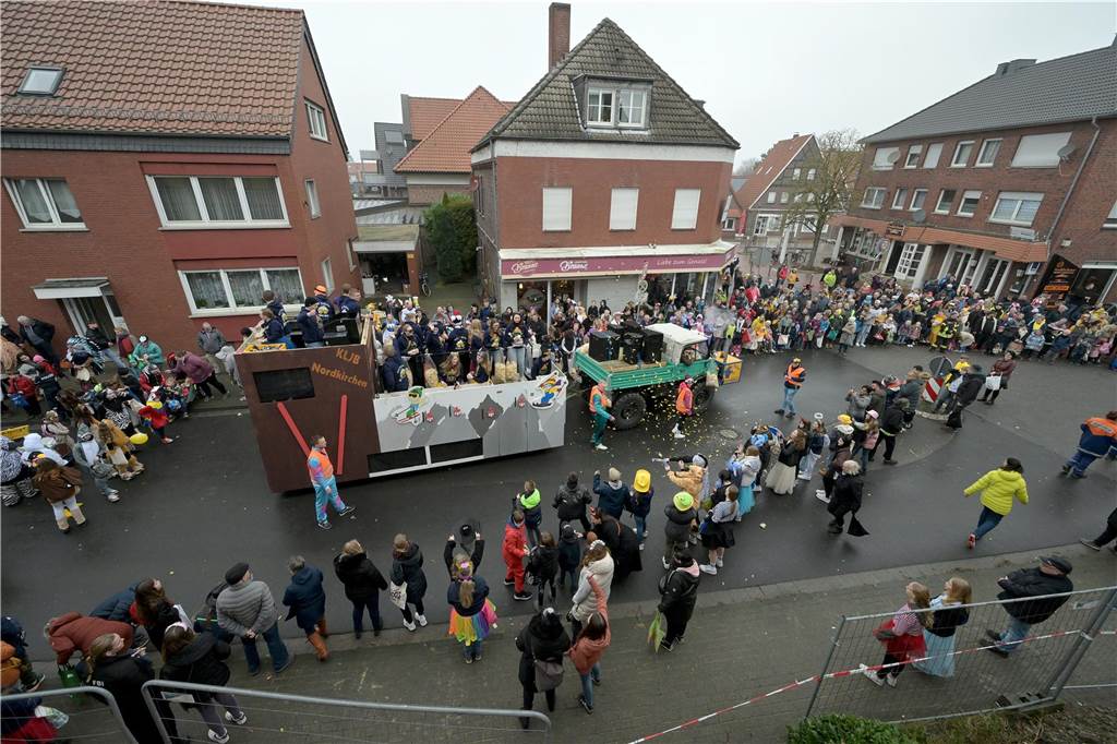 Umzug in Nordkirchen größer als sonst: Über 20 Wagen und Fußgruppen unterwegs - alle Bilder Partystimmung in Nordkirchen: Über 20 Wagen und Fußgruppen haben sich beim Umzug in Nordkirchen beteiligt.