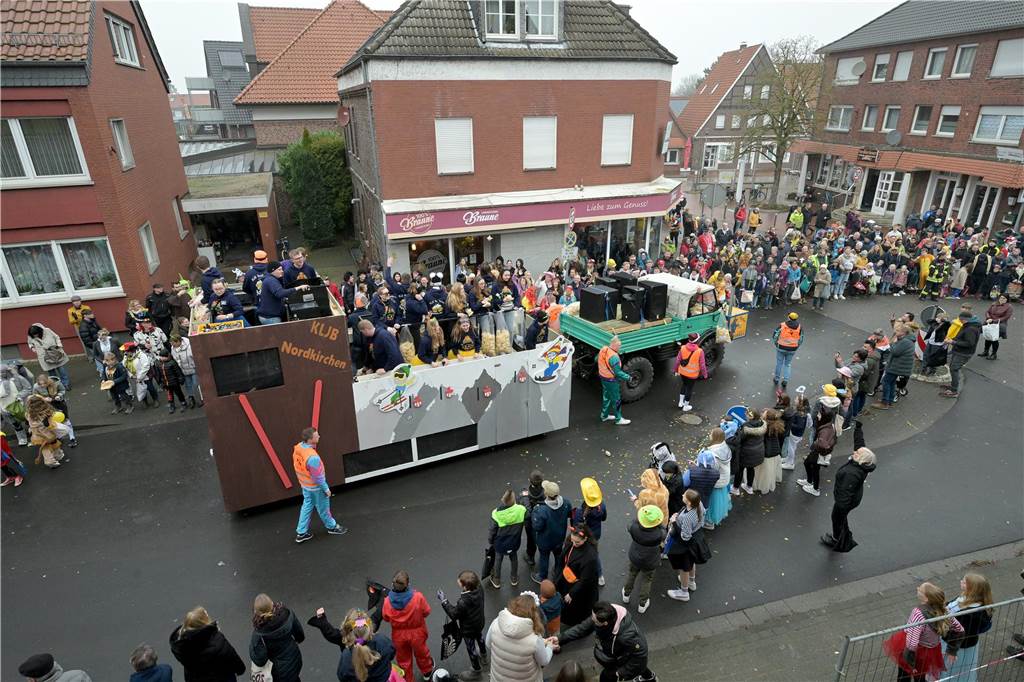 Umzug in Nordkirchen größer als sonst: Über 20 Wagen und Fußgruppen unterwegs - alle Bilder Partystimmung in Nordkirchen: Über 20 Wagen und Fußgruppen haben sich beim Umzug in Nordkirchen beteiligt.