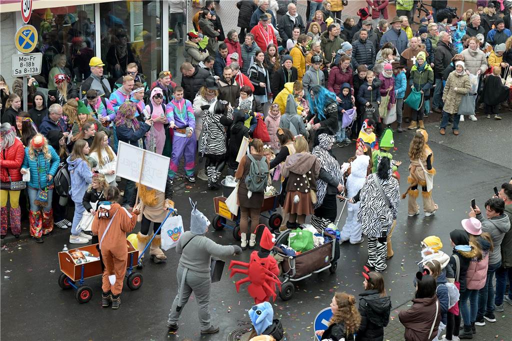 Umzug in Nordkirchen größer als sonst: Über 20 Wagen und Fußgruppen unterwegs - alle Bilder Partystimmung in Nordkirchen: Über 20 Wagen und Fußgruppen haben sich beim Umzug in Nordkirchen beteiligt.