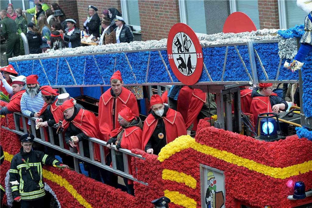 Umzug in Nordkirchen größer als sonst: Über 20 Wagen und Fußgruppen unterwegs - alle Bilder Partystimmung in Nordkirchen: Über 20 Wagen und Fußgruppen haben sich beim Umzug in Nordkirchen beteiligt.