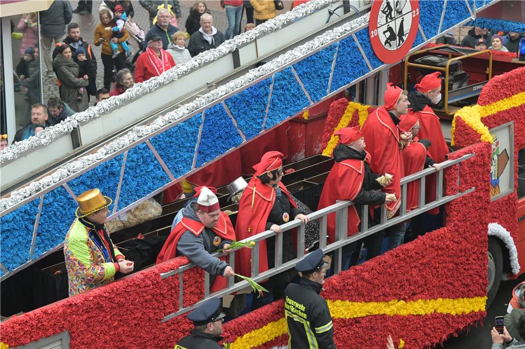 Umzug in Nordkirchen größer als sonst: Über 20 Wagen und Fußgruppen unterwegs - alle Bilder Partystimmung in Nordkirchen: Über 20 Wagen und Fußgruppen haben sich beim Umzug in Nordkirchen beteiligt.