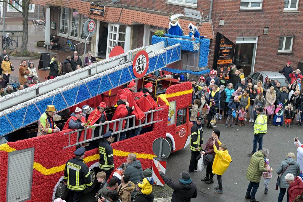 Umzug in Nordkirchen größer als sonst: Über 20 Wagen und Fußgruppen unterwegs - alle Bilder Partystimmung in Nordkirchen: Über 20 Wagen und Fußgruppen haben sich beim Umzug in Nordkirchen beteiligt.