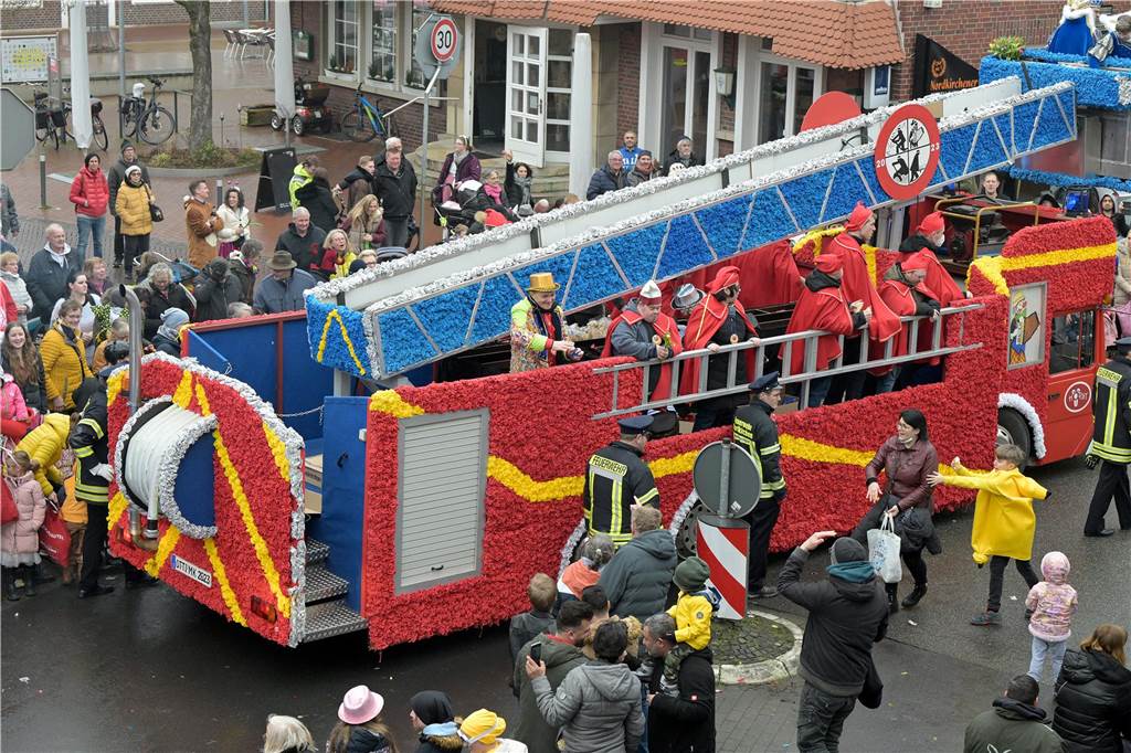 Umzug in Nordkirchen größer als sonst: Über 20 Wagen und Fußgruppen unterwegs - alle Bilder Partystimmung in Nordkirchen: Über 20 Wagen und Fußgruppen haben sich beim Umzug in Nordkirchen beteiligt.