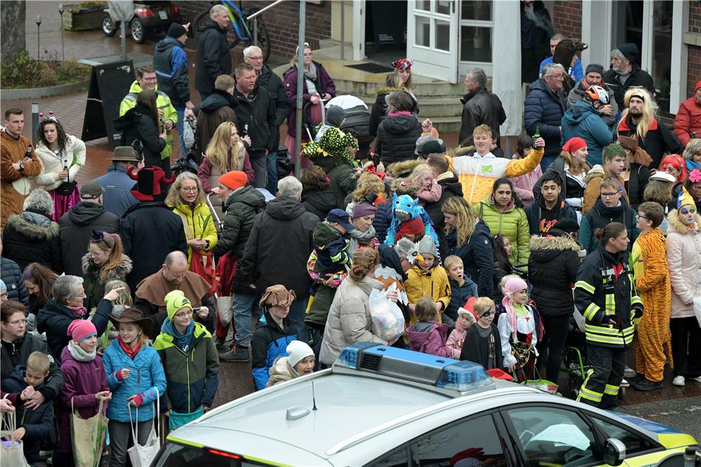 Umzug in Nordkirchen größer als sonst: Über 20 Wagen und Fußgruppen unterwegs - alle Bilder Partystimmung in Nordkirchen: Über 20 Wagen und Fußgruppen haben sich beim Umzug in Nordkirchen beteiligt.