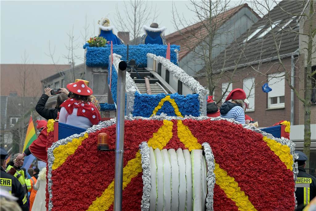 Umzug in Nordkirchen größer als sonst: Über 20 Wagen und Fußgruppen unterwegs - alle Bilder Partystimmung in Nordkirchen: Über 20 Wagen und Fußgruppen haben sich beim Umzug in Nordkirchen beteiligt.