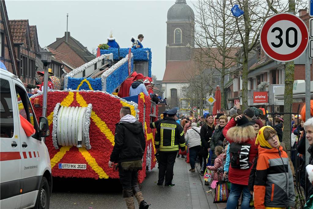 Umzug in Nordkirchen größer als sonst: Über 20 Wagen und Fußgruppen unterwegs - alle Bilder Partystimmung in Nordkirchen: Über 20 Wagen und Fußgruppen haben sich beim Umzug in Nordkirchen beteiligt.