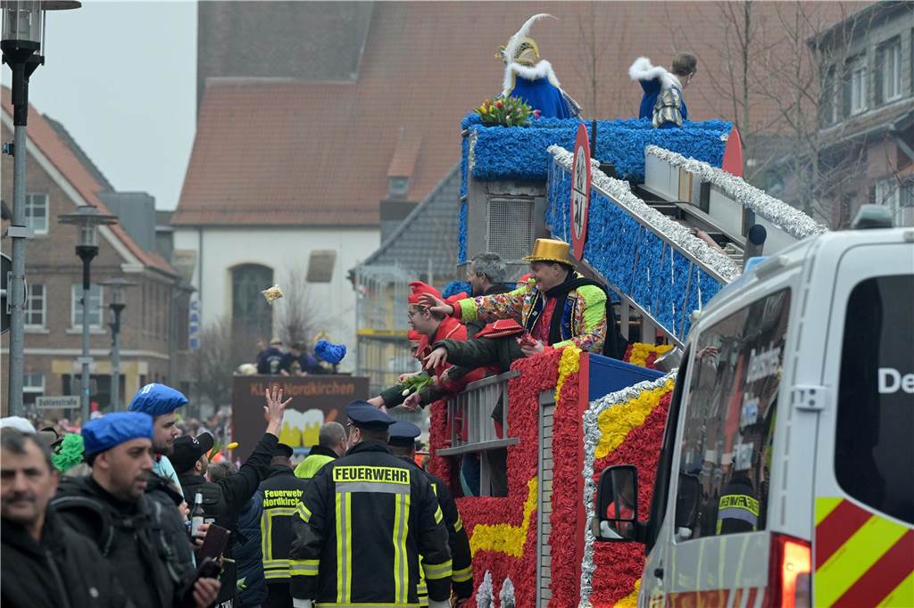 Umzug in Nordkirchen größer als sonst: Über 20 Wagen und Fußgruppen unterwegs - alle Bilder Partystimmung in Nordkirchen: Über 20 Wagen und Fußgruppen haben sich beim Umzug in Nordkirchen beteiligt.