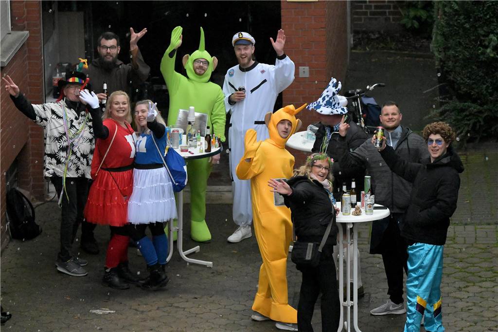 Umzug in Nordkirchen größer als sonst: Über 20 Wagen und Fußgruppen unterwegs - alle Bilder Partystimmung in Nordkirchen: Über 20 Wagen und Fußgruppen haben sich beim Umzug in Nordkirchen beteiligt.