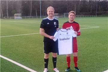 Pascal Baxmann (r.), hier mit LSV-Fußball-Abteilungsleiter Christian Brink, war von der Art der Kontaktaufnahme durch den SV Lippramsdorf ziemlich überrascht.