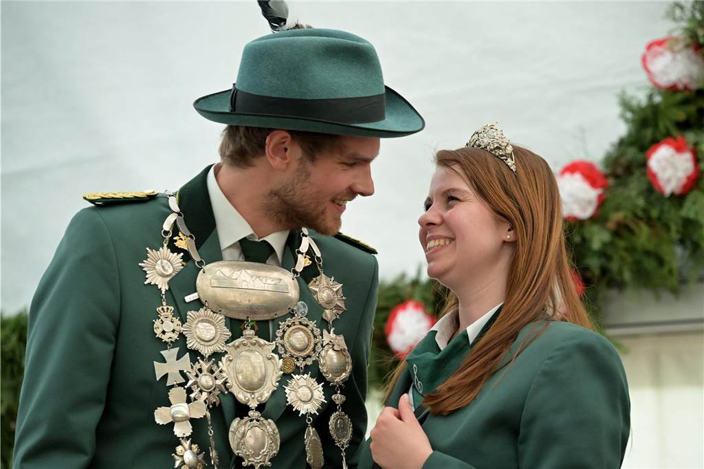 Pascal Brinkkötter ist neuer Schützenkönig: Abschuss in Rekordzeit Pascal Brinkkötter mit seiner Königin Sophie Löcke.
