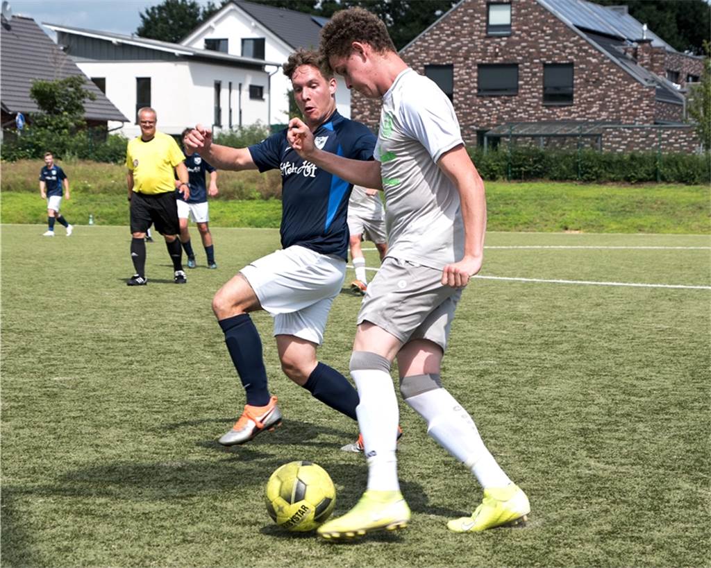 Erst Fehldiagnose, dann bittere Nachricht: Halterner fällt neun Monate aus Pascal Burger (v.) wird dem SV Bossendorf noch länger auf dem Platz fehlen.