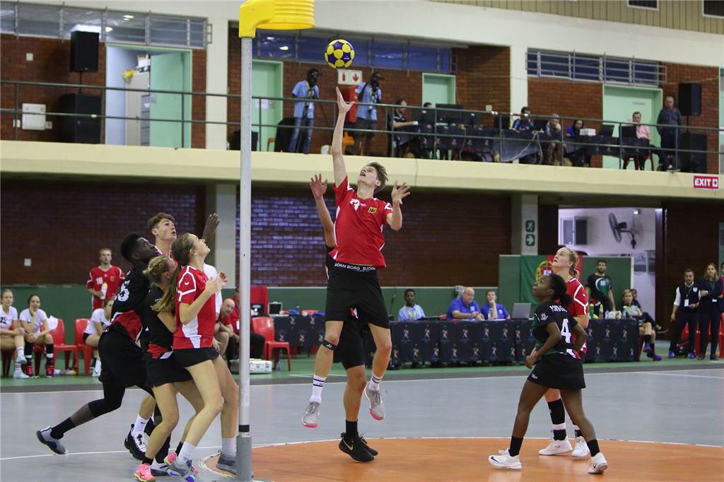 Von Castrop-Rauxel an das andere Ende der Welt für ein Kartenspiel mit Surinam Pascal Demuth (am Ball) im zweiten WM-Duell mit Portugal.