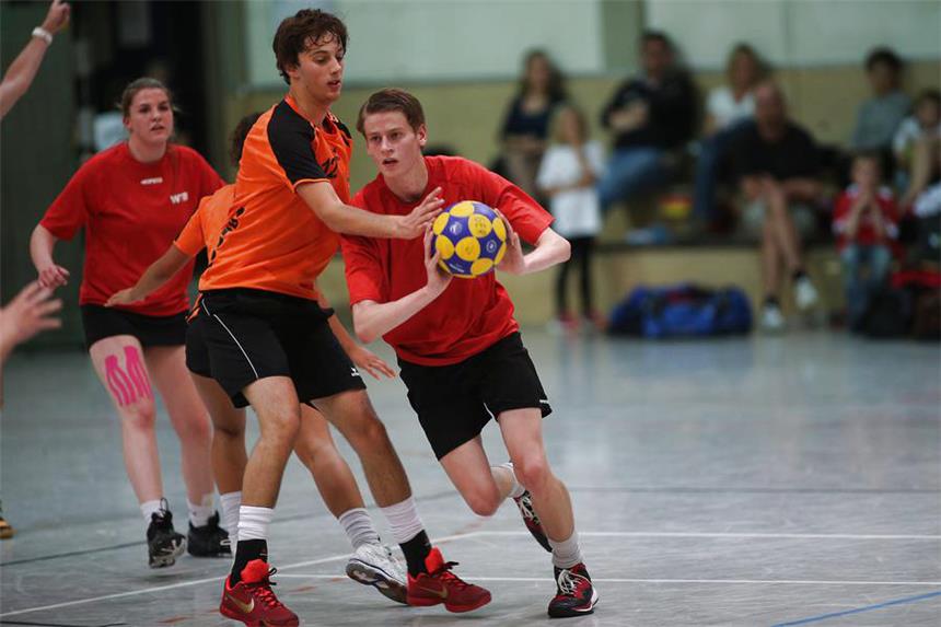 Deutsche Korbjäger holen sich den Feinschliff für die WM Pascal Demuth (rechts) vom Schweriner KC und die deutsche Korfball-Nationalmannschaft, hier im Testspiel gegen die niederländische U19-Junioren, bereiten sich in Holland auf die Weltmeisterschaft vor.