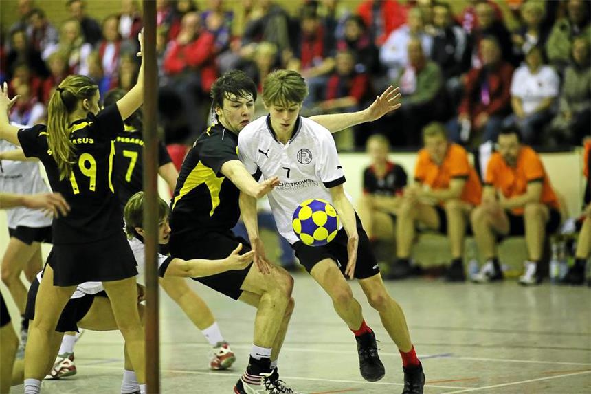Schwerin will Entscheidung im Titelkampf vertagen Pascal Demuth (weiß), Korfball: Schweriner KC - SG Pegasus Rommerscheid 18:24 / Entscheidungsspiel in Selm um den Regionalliga-Titel 2012/2013