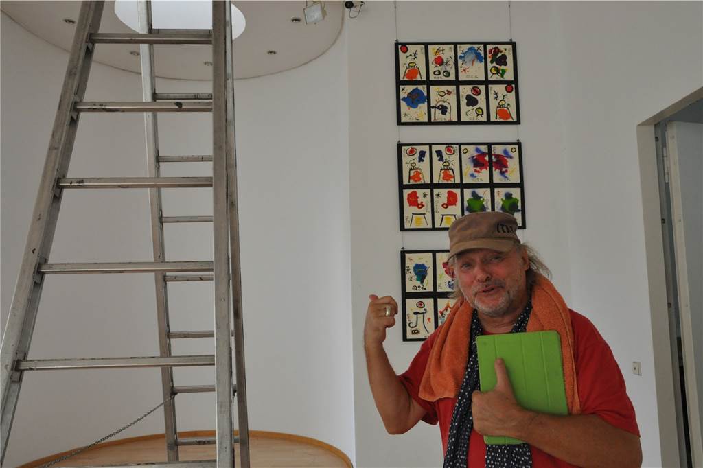 Beuys-Schüler Pascal Faber: Farbenfrohe Bilder aus verschiedenen Blickwinkeln Pascal Faber mit Werken, die von Miro inspiriert sind, und die nach einem Aufenthalt in Barcelona in diesem Jahr entstanden.
