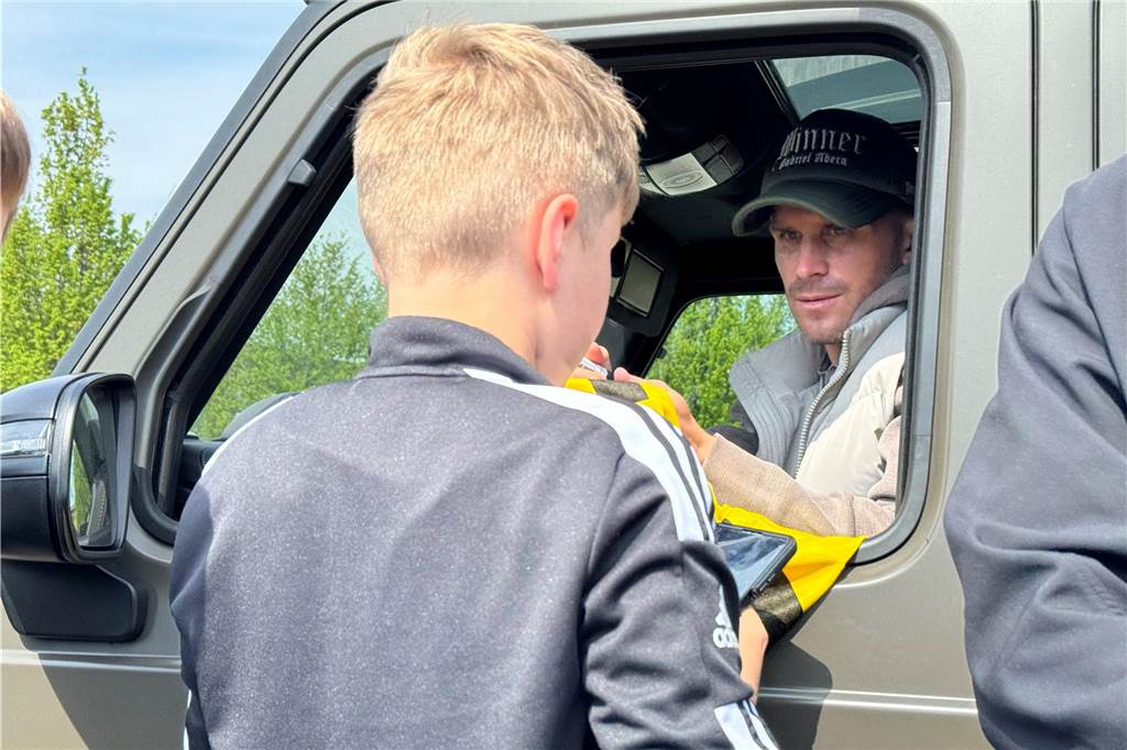 Pascal Groß gibt einem Fan ein Autogramm.