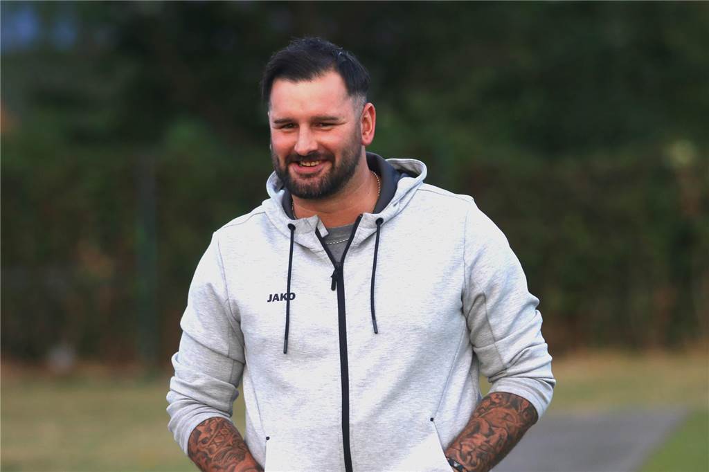 Lukas Fluder spricht über Co-Trainer-Rolle beim VfB Lünen Pascal Harder, Trainer des VfB Lünen, lächelt.