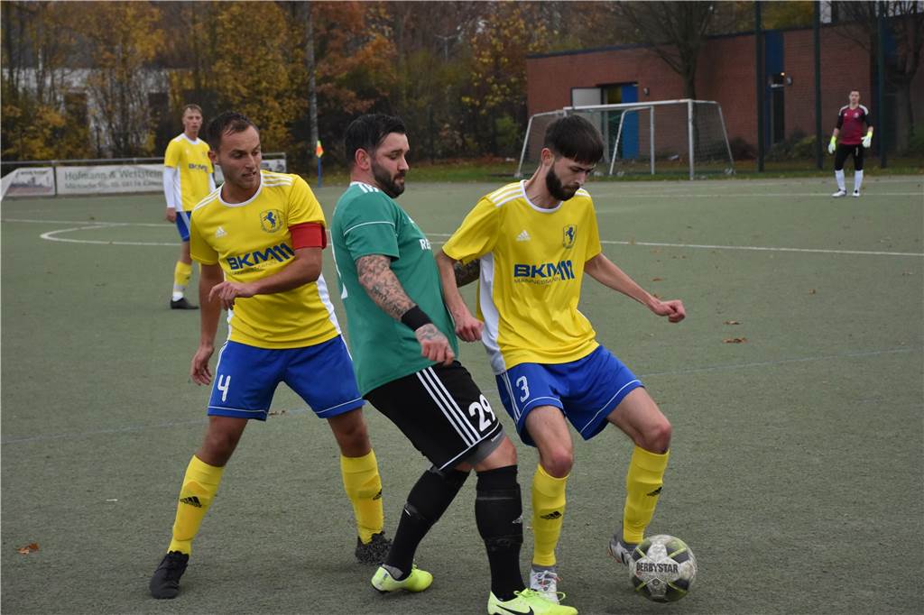 Rote Karten, Last-Minute-Drama und Trainer-Wutrede: GS Cappenberg gegen BSV Heeren wurde zum Kracher Pascal Harder (m.) im Duell mit Alexander Heins (r.) und BSV-Kapitän Sven Kissing.