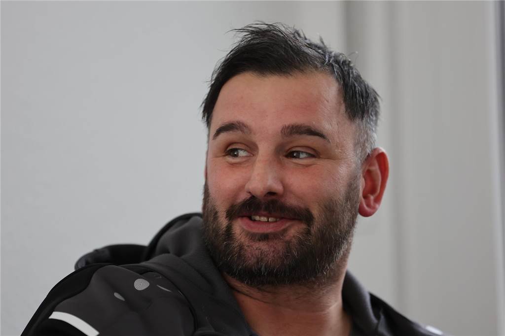 Vor dem Bruder-Duell auf der Trainerbank Pascal Harder lächelt