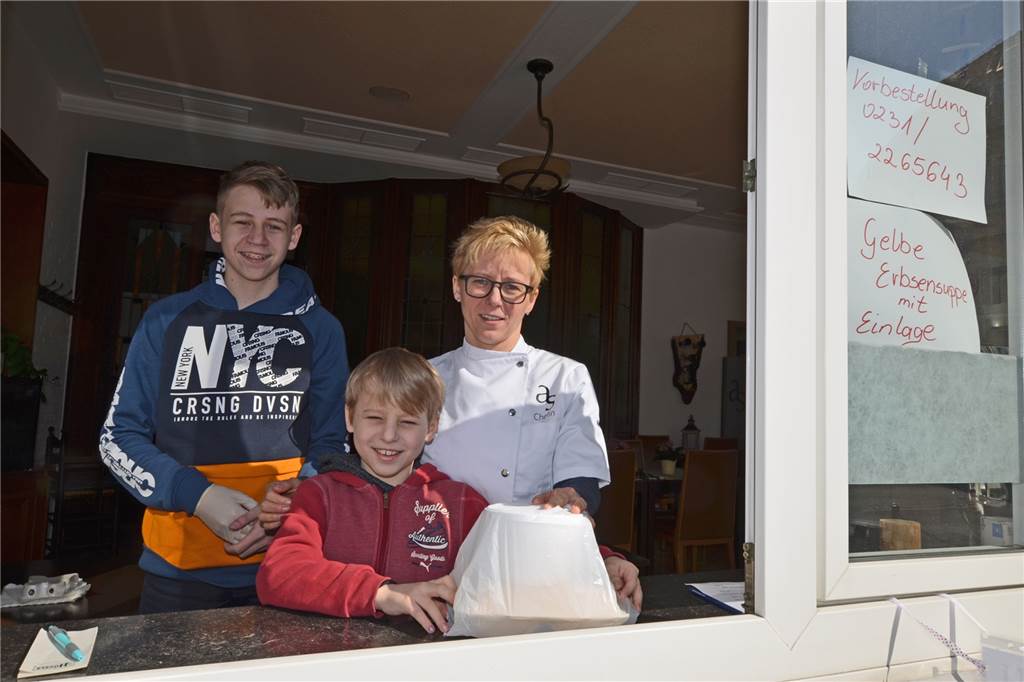„ASpeiselokal im Burghof“: Inhaberin stemmt sich mit Mut und Leidenschaft gegen die Corona-Krise Pascal, Joel und Anna Scheele sind ein Team: Zwischen Außer-Haus-Verkauf und Lernen im Speiseraum bleibt mehr Zeit für das Familienleben als sonst.